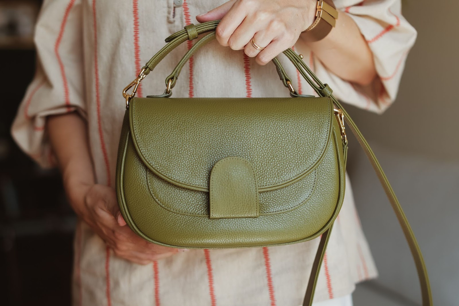 Bolsa Jou Jou e pulseira Linea
