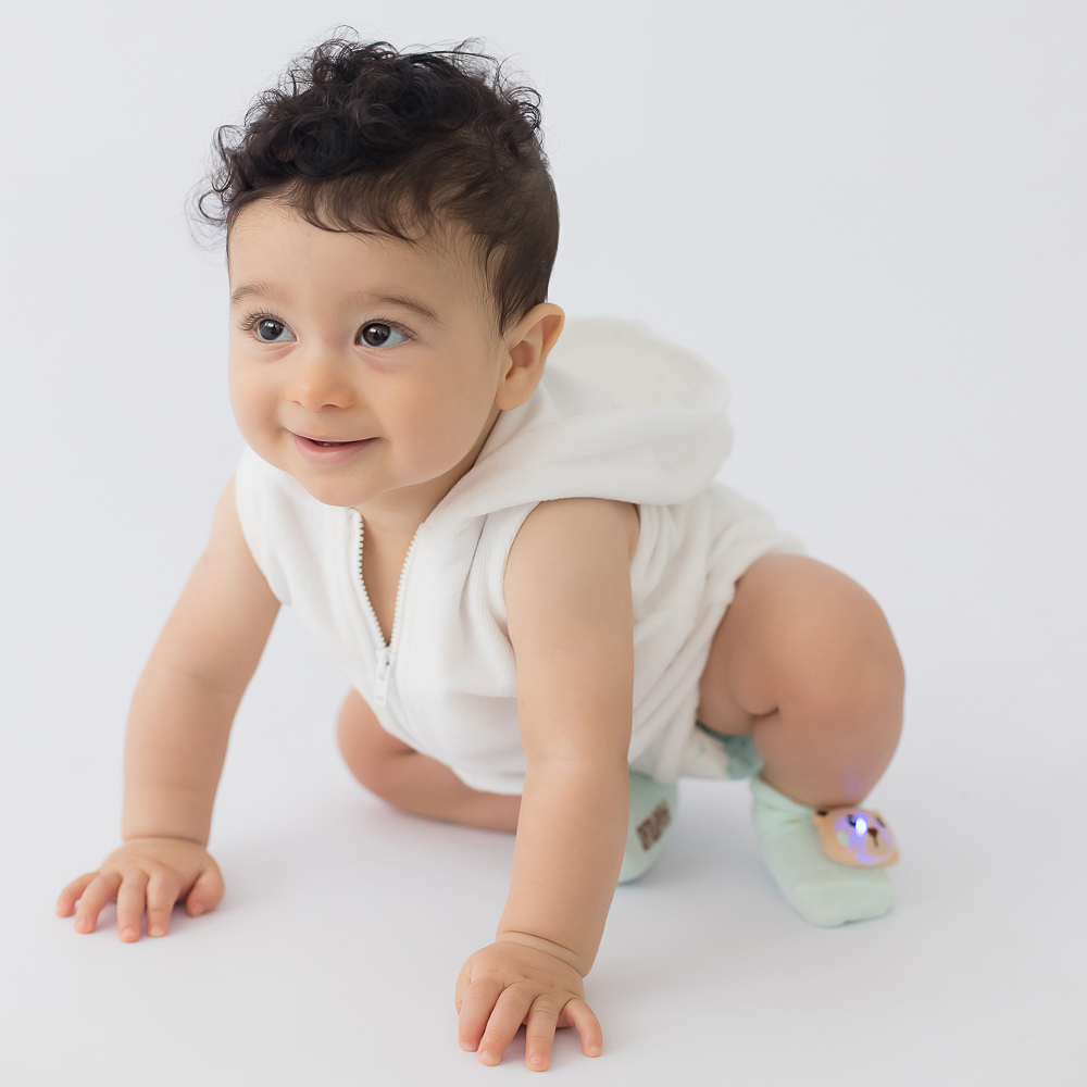 bebê menino com meia led pimpolho