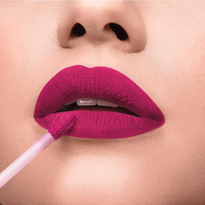 Close em boca feminina passando o Batom Líquido Pink Peônia Niina Secrets Skinny Matte 5ml