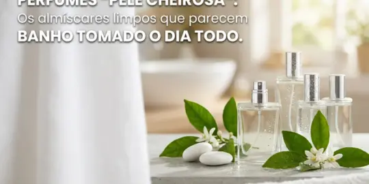 Vários frascos de perfume com flores e toalha branca